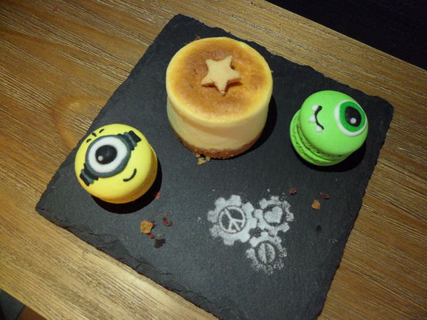 Love Peace Cafe：【台中西屯．下午茶】Love Peace Cafe ☆ 手工造型卡通馬卡龍 ☆ 甜而不膩多種選擇