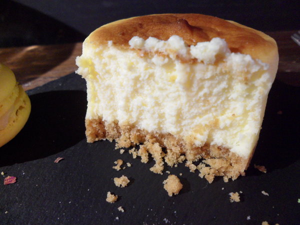 Love Peace Cafe：【台中西屯．下午茶】Love Peace Cafe ☆ 手工造型卡通馬卡龍 ☆ 甜而不膩多種選擇