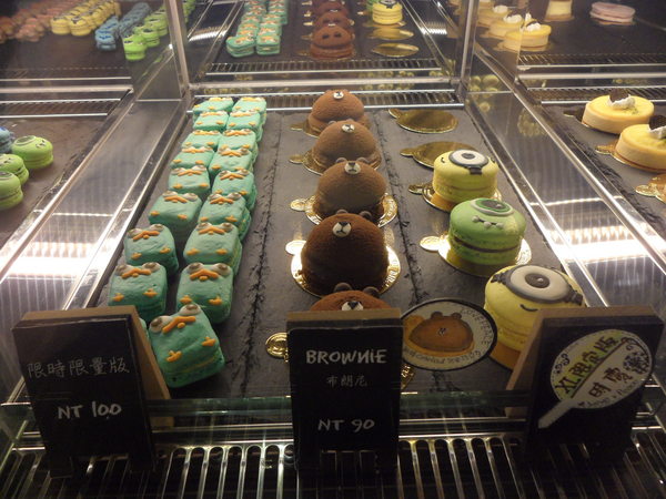 Love Peace Cafe：【台中西屯．下午茶】Love Peace Cafe ☆ 手工造型卡通馬卡龍 ☆ 甜而不膩多種選擇