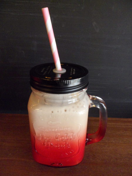 Love Peace Cafe：【台中西屯．下午茶】Love Peace Cafe ☆ 手工造型卡通馬卡龍 ☆ 甜而不膩多種選擇