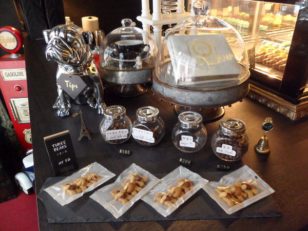 Love Peace Cafe：【台中西屯．下午茶】Love Peace Cafe ☆ 手工造型卡通馬卡龍 ☆ 甜而不膩多種選擇