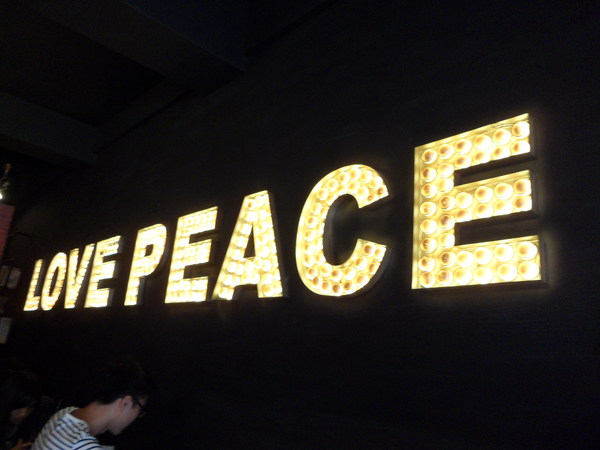 Love Peace Cafe：【台中西屯．下午茶】Love Peace Cafe ☆ 手工造型卡通馬卡龍 ☆ 甜而不膩多種選擇