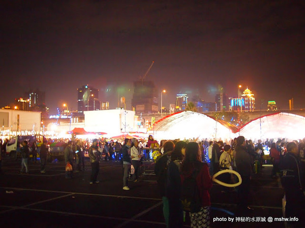 環中觀光夜市:【景點】台中環中觀光夜市@西屯 : 7000坪大容量的新夜市?!停車方便,攤位沒有經貿多,感覺比較接近龍富…