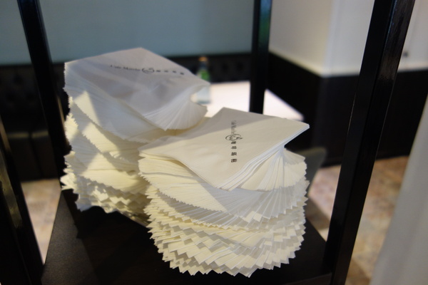 咖啡瑪榭Cafe Marche(台中店)：1040305[官本金文愛台灣]台中市西區從台北紅到台中的甜點之王Café Marché咖啡瑪榭獨棟歐式庭園風美味氣氛棒