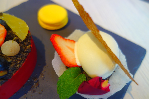 咖啡瑪榭Cafe Marche(台中店)：1040305[官本金文愛台灣]台中市西區從台北紅到台中的甜點之王Café Marché咖啡瑪榭獨棟歐式庭園風美味氣氛棒