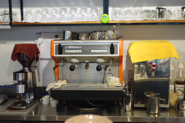 咖啡瑪榭Cafe Marche(台中店)：1040305[官本金文愛台灣]台中市西區從台北紅到台中的甜點之王Café Marché咖啡瑪榭獨棟歐式庭園風美味氣氛棒