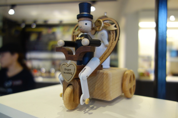 咖啡瑪榭Cafe Marche(台中店)：1040305[官本金文愛台灣]台中市西區從台北紅到台中的甜點之王Café Marché咖啡瑪榭獨棟歐式庭園風美味氣氛棒