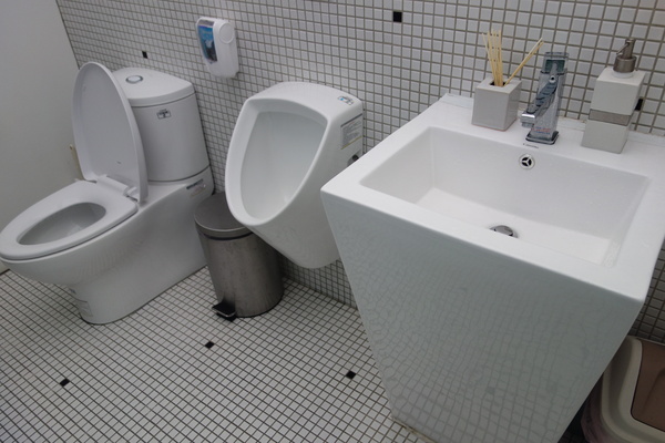 咖啡瑪榭Cafe Marche(台中店)：1040305[官本金文愛台灣]台中市西區從台北紅到台中的甜點之王Café Marché咖啡瑪榭獨棟歐式庭園風美味氣氛棒