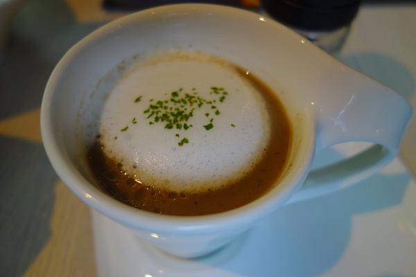 咖啡瑪榭Cafe Marche(台中店)：1040305[官本金文愛台灣]台中市西區從台北紅到台中的甜點之王Café Marché咖啡瑪榭獨棟歐式庭園風美味氣氛棒