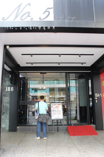 No.5 Cafe：台北信義下午茶『No.5 Cafe』花朵鬆餅.咖啡.近松菸.捷運市政府站