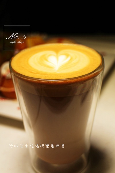 No.5 Cafe：台北信義下午茶『No.5 Cafe』花朵鬆餅.咖啡.近松菸.捷運市政府站