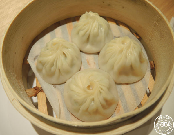 杭州小籠湯包(民生店)：呷飽祙【台北松山･杭州小籠湯包(民生東路店)】鮑魚燕窩也做成湯包