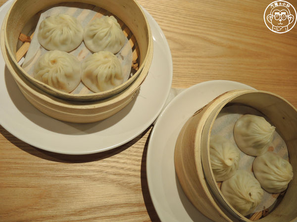 杭州小籠湯包(民生店)：呷飽祙【台北松山･杭州小籠湯包(民生東路店)】鮑魚燕窩也做成湯包