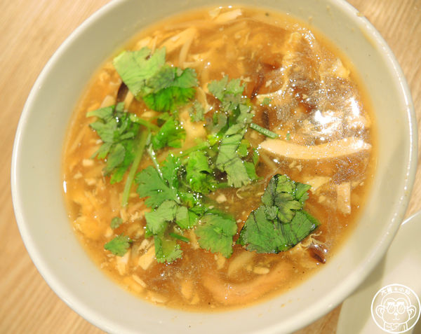 杭州小籠湯包(民生店)：呷飽祙【台北松山･杭州小籠湯包(民生東路店)】鮑魚燕窩也做成湯包