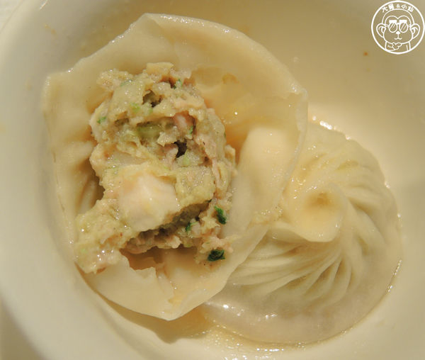 杭州小籠湯包(民生店)：呷飽祙【台北松山･杭州小籠湯包(民生東路店)】鮑魚燕窩也做成湯包