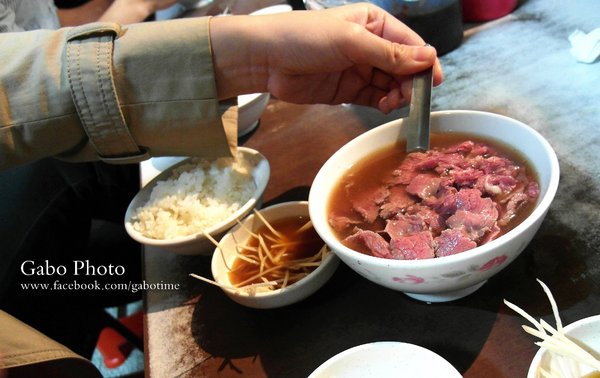 六千牛肉湯：【台南】台南最強最傳奇牛肉湯●六千牛肉湯●讓人又愛又恨的早鳥限定！