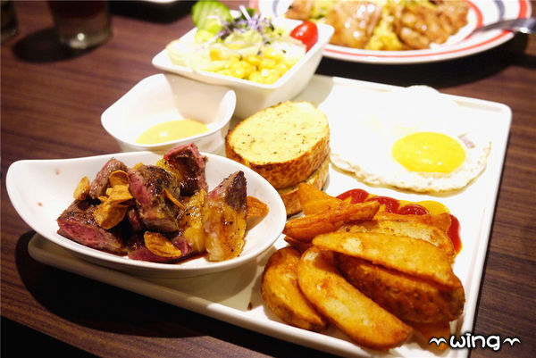 騎士維克餐廳：［台北東區］平價超值份量。【騎士維克餐廳】早午餐/卡菲騎士燉飯/提拉米蘇體驗(忠孝復興站美食)。