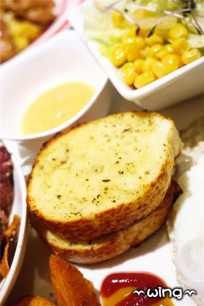 騎士維克餐廳：［台北東區］平價超值份量。【騎士維克餐廳】早午餐/卡菲騎士燉飯/提拉米蘇體驗(忠孝復興站美食)。