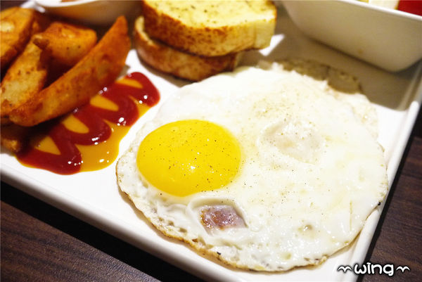 騎士維克餐廳：［台北東區］平價超值份量。【騎士維克餐廳】早午餐/卡菲騎士燉飯/提拉米蘇體驗(忠孝復興站美食)。