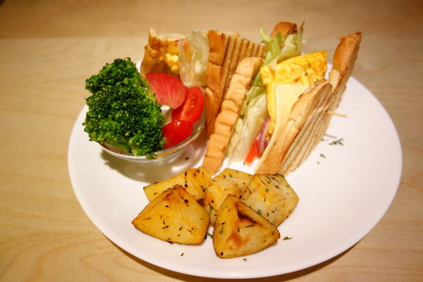 維圖斯咖啡 Café Vitus:維圖斯咖啡 Café Vitus+下午茶+早午餐+南京東路+巷弄+聚會+包場+三明治+帕尼尼+平價美食+布朗尼