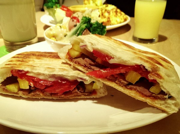 維圖斯咖啡 Café Vitus：《台北》維圖斯咖啡 Café Vitus│小巷中平價早午餐～圓扁帕尼尼、青醬鴨胸歐姆蛋捲＠台北小巨蛋站