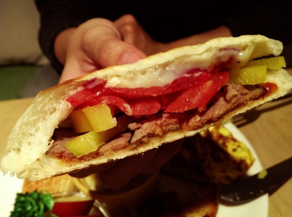 維圖斯咖啡 Café Vitus：《台北》維圖斯咖啡 Café Vitus│小巷中平價早午餐～圓扁帕尼尼、青醬鴨胸歐姆蛋捲＠台北小巨蛋站