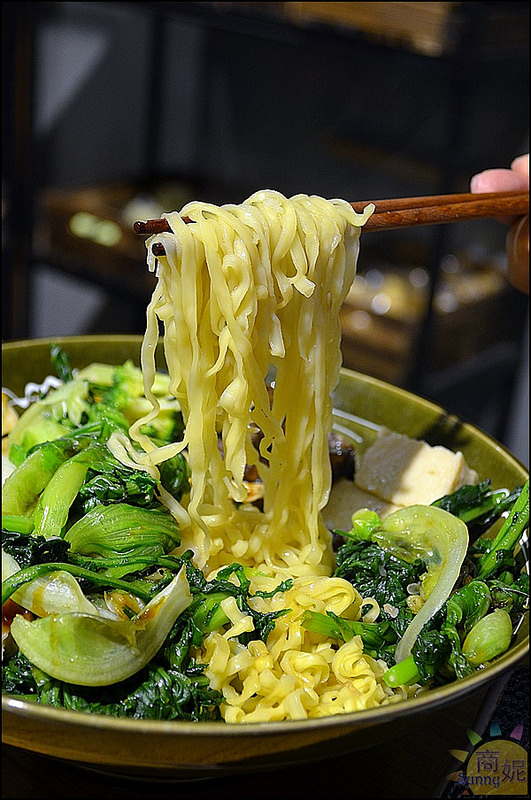 Veges M 饗蔬職人(烈美店):逢甲夜市。饗蔬職人。台韓湯頭拉麵式滷味。蔬菜牆新鮮西螺野菜直送上桌。帶湯滷味創意吃法