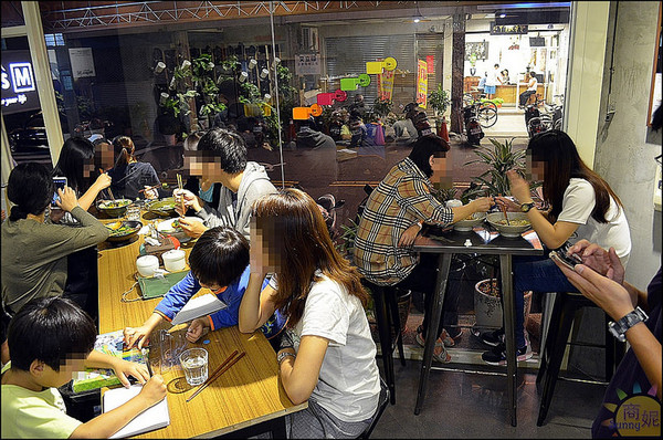 Veges M 饗蔬職人(烈美店):逢甲夜市。饗蔬職人。台韓湯頭拉麵式滷味。蔬菜牆新鮮西螺野菜直送上桌。帶湯滷味創意吃法