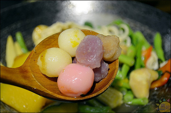 Veges M 饗蔬職人(烈美店):逢甲夜市。饗蔬職人。台韓湯頭拉麵式滷味。蔬菜牆新鮮西螺野菜直送上桌。帶湯滷味創意吃法