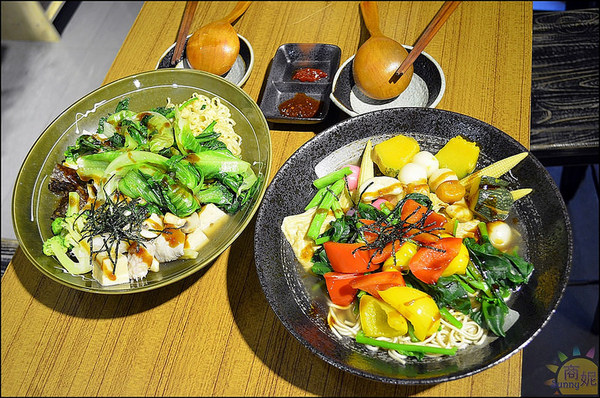 Veges M 饗蔬職人(烈美店):逢甲夜市。饗蔬職人。台韓湯頭拉麵式滷味。蔬菜牆新鮮西螺野菜直送上桌。帶湯滷味創意吃法