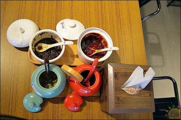 Veges M 饗蔬職人(烈美店):逢甲夜市。饗蔬職人。台韓湯頭拉麵式滷味。蔬菜牆新鮮西螺野菜直送上桌。帶湯滷味創意吃法