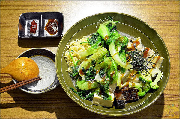 Veges M 饗蔬職人(烈美店):逢甲夜市。饗蔬職人。台韓湯頭拉麵式滷味。蔬菜牆新鮮西螺野菜直送上桌。帶湯滷味創意吃法