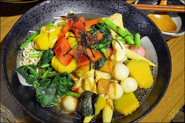 Veges M 饗蔬職人(烈美店):逢甲夜市。饗蔬職人。台韓湯頭拉麵式滷味。蔬菜牆新鮮西螺野菜直送上桌。帶湯滷味創意吃法