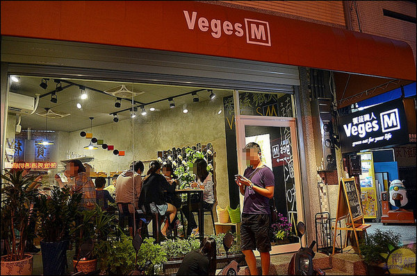 Veges M 饗蔬職人(烈美店):逢甲夜市。饗蔬職人。台韓湯頭拉麵式滷味。蔬菜牆新鮮西螺野菜直送上桌。帶湯滷味創意吃法