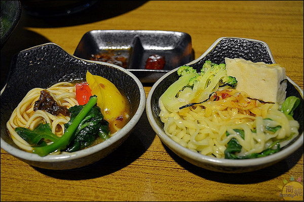 Veges M 饗蔬職人(烈美店):逢甲夜市。饗蔬職人。台韓湯頭拉麵式滷味。蔬菜牆新鮮西螺野菜直送上桌。帶湯滷味創意吃法