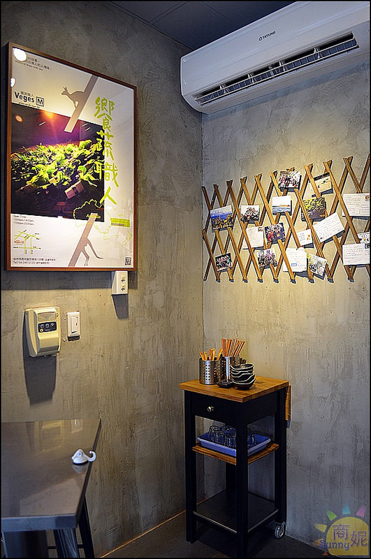 Veges M 饗蔬職人(烈美店):逢甲夜市。饗蔬職人。台韓湯頭拉麵式滷味。蔬菜牆新鮮西螺野菜直送上桌。帶湯滷味創意吃法