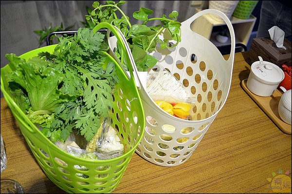 Veges M 饗蔬職人(烈美店):逢甲夜市。饗蔬職人。台韓湯頭拉麵式滷味。蔬菜牆新鮮西螺野菜直送上桌。帶湯滷味創意吃法