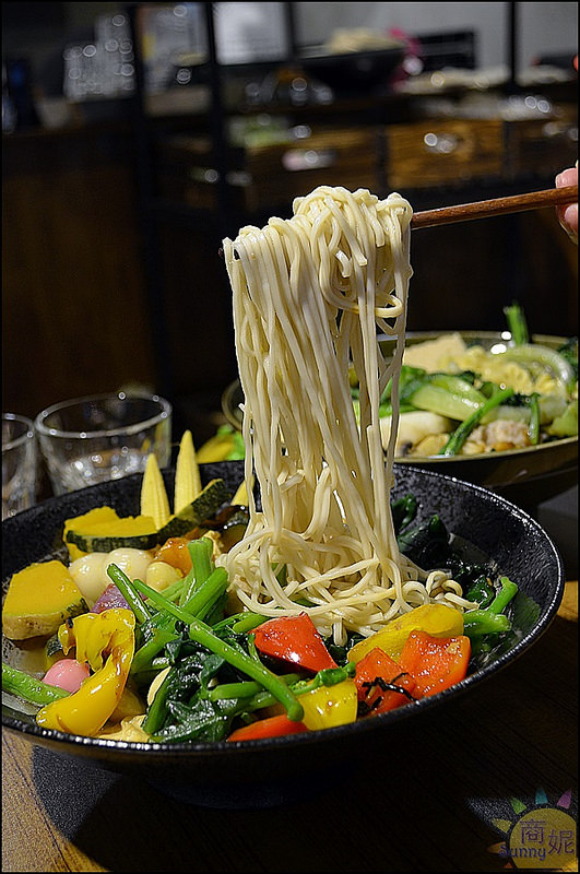 Veges M 饗蔬職人(烈美店):逢甲夜市。饗蔬職人。台韓湯頭拉麵式滷味。蔬菜牆新鮮西螺野菜直送上桌。帶湯滷味創意吃法