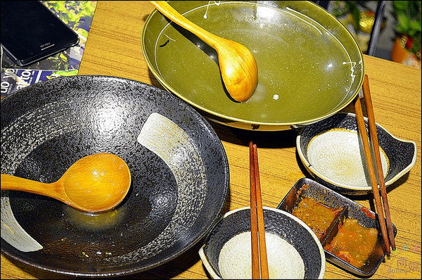 Veges M 饗蔬職人(烈美店):逢甲夜市。饗蔬職人。台韓湯頭拉麵式滷味。蔬菜牆新鮮西螺野菜直送上桌。帶湯滷味創意吃法