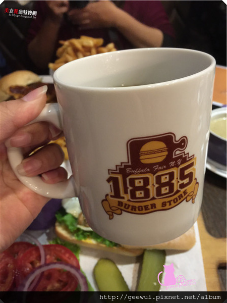 1885 Buger Store(市民店)：台北採點趣～美味漢堡一手掌握！市民大道美食@1885 Burger 多汁蘑菇蔬菜哈伯蒂起司漢堡好好吃！漢堡就是要夾薯條一起吃啦！