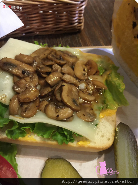 1885 Buger Store(市民店)：台北採點趣～美味漢堡一手掌握！市民大道美食@1885 Burger 多汁蘑菇蔬菜哈伯蒂起司漢堡好好吃！漢堡就是要夾薯條一起吃啦！