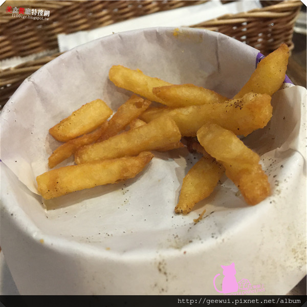 1885 Buger Store(市民店)：台北採點趣～美味漢堡一手掌握！市民大道美食@1885 Burger 多汁蘑菇蔬菜哈伯蒂起司漢堡好好吃！漢堡就是要夾薯條一起吃啦！