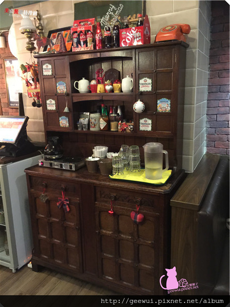 1885 Buger Store(市民店)：台北採點趣～美味漢堡一手掌握！市民大道美食@1885 Burger 多汁蘑菇蔬菜哈伯蒂起司漢堡好好吃！漢堡就是要夾薯條一起吃啦！