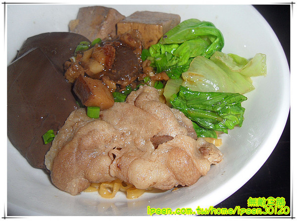 敲門 辛料理：【台南-東區】CP值高的『泡菜』肉燥飯...店內無糖麥茶免費喝到爽!《敲門 辛料理》