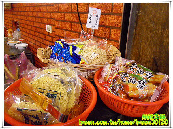 敲門 辛料理：【台南-東區】CP值高的『泡菜』肉燥飯...店內無糖麥茶免費喝到爽!《敲門 辛料理》