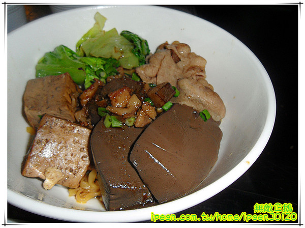 敲門 辛料理：【台南-東區】CP值高的『泡菜』肉燥飯...店內無糖麥茶免費喝到爽!《敲門 辛料理》