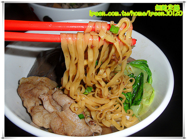 敲門 辛料理：【台南-東區】CP值高的『泡菜』肉燥飯...店內無糖麥茶免費喝到爽!《敲門 辛料理》