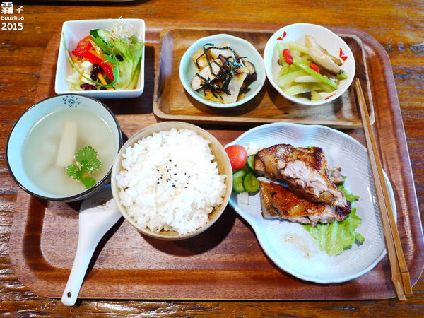 本町道213巷:本町道213巷,日式老房有著精緻定食及中式甜點