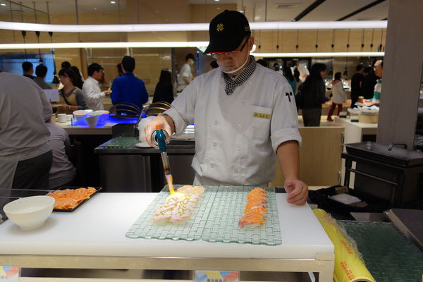 漢來海港自助餐廳：南紡夢時代 漢來海港自助餐廳 海港城 ~新鮮紅蟳吃免驚><
