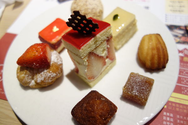 漢來海港自助餐廳：南紡夢時代 漢來海港自助餐廳 海港城 ~新鮮紅蟳吃免驚><